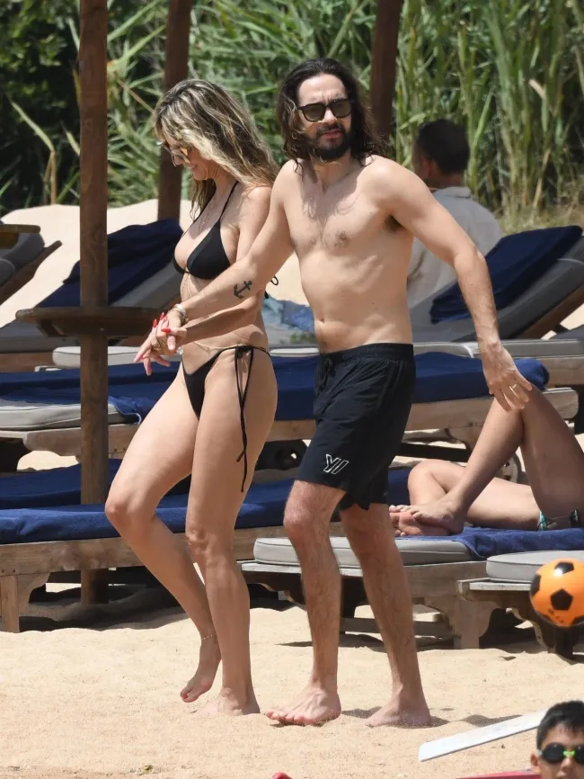 La pareja también fue fotografiada tomados de la mano mientras jugueteaban en la playa.