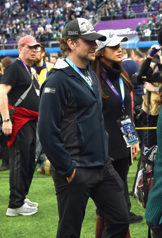 Irina Shayk enfrentó a Tom Brady mientras asistía al Super Bowl LII con su entonces novio Bradley Cooper en 2018.