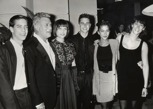 El hermano de Jamie, Nicholas (cuarto desde la izquierda), murió de una sobredosis de drogas en 1994.