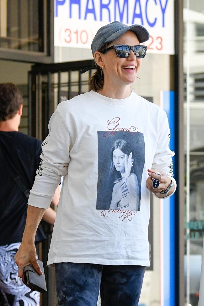 La actriz usó una camisa de la línea de merchandising de la cantante Gracie Abrams.