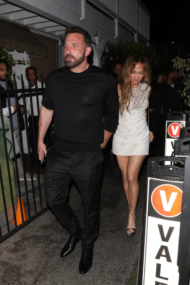 Ella y Affleck también celebraron con una cita nocturna en Giorgio Baldi el domingo por la noche, con López vestido de blanco nupcial.