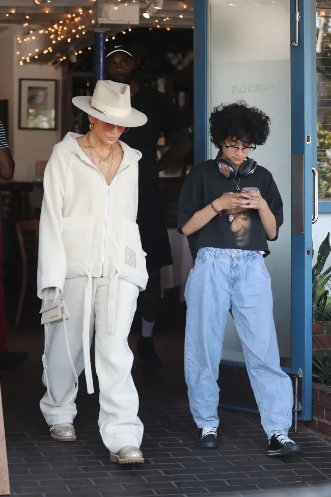 Jennifer Lopez y Emme Anthony saliendo de un restaurante.