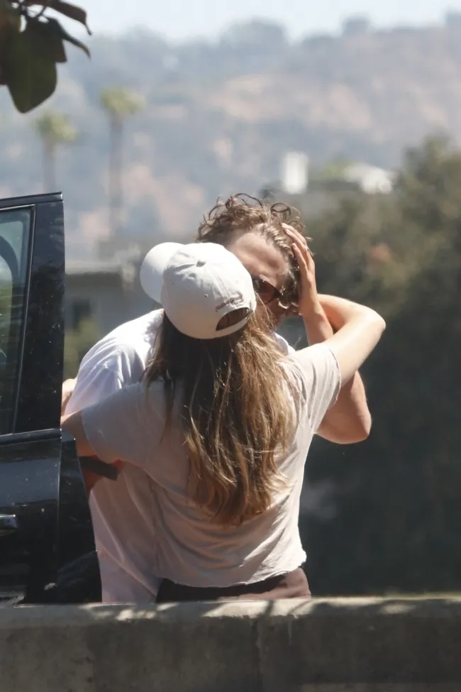 Jeremy Allen White besando la mejilla de Addison Timlin.