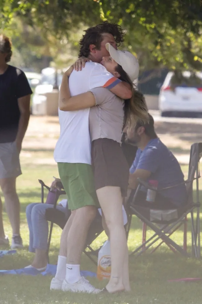 Timlin inclinó su cuerpo contra el de White mientras los dos se abrazaban en el partido de fútbol de su hija Ezer, de 4 años.