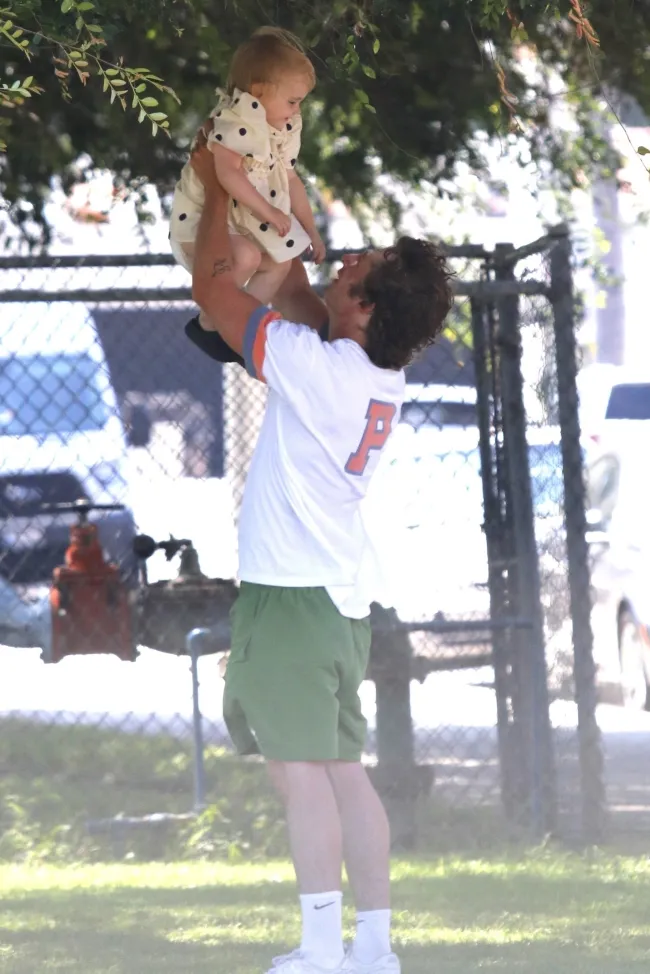 En un momento durante el partido de fútbol, ​​White se puso a jugar con su hija menor.