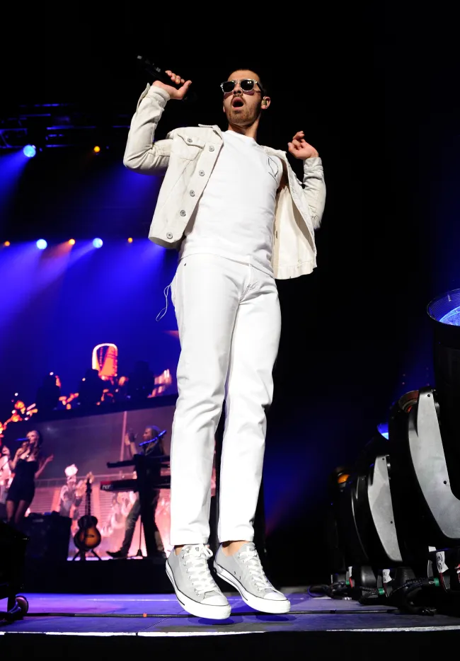 Joe Jonas en el escenario.