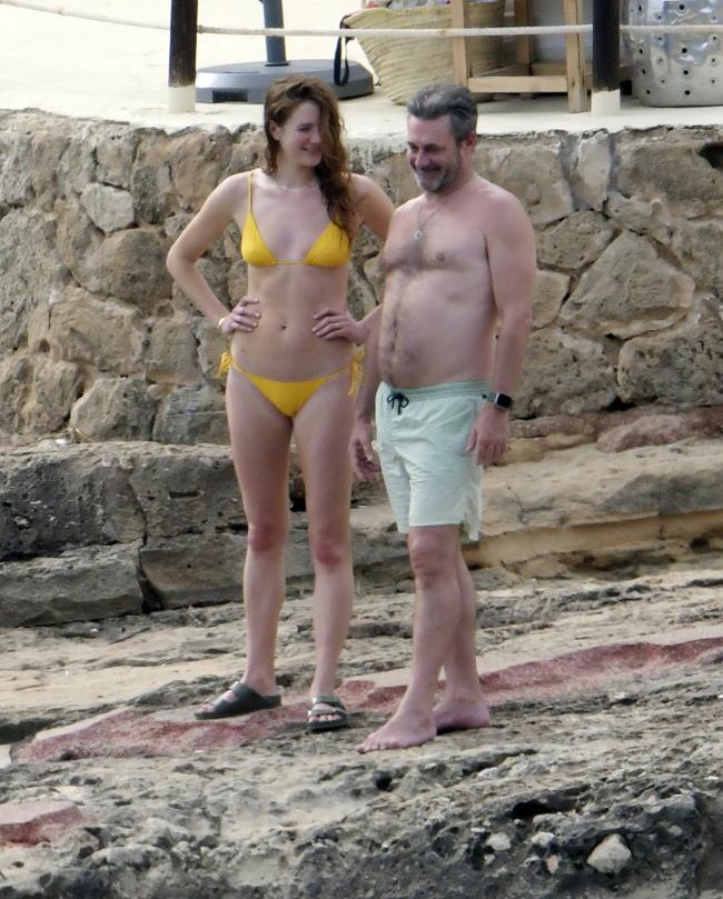Jon Hamm y Anna Osceola no podían estar juntos durante su amada luna de miel en Mallorca, España.
