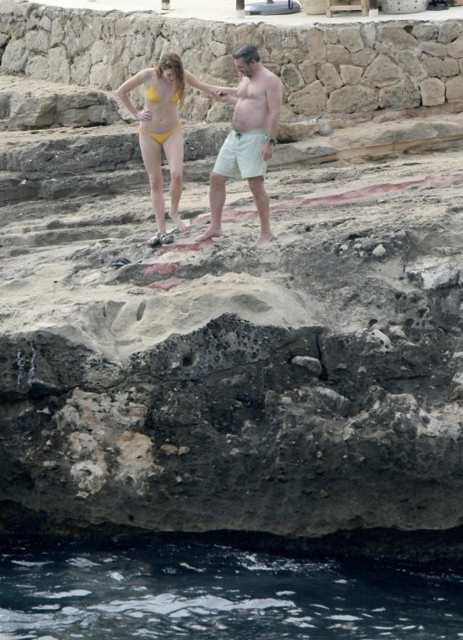 El dúo mostró una seria PDA durante su luna de miel en la playa.