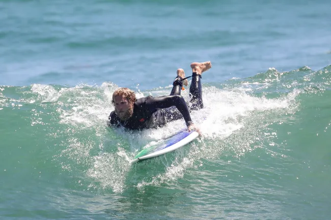 Jonah Hill disfrutó de un día de surf en Malibú el jueves mientras guardaba silencio sobre las acusaciones de su ex Sarah Brady.