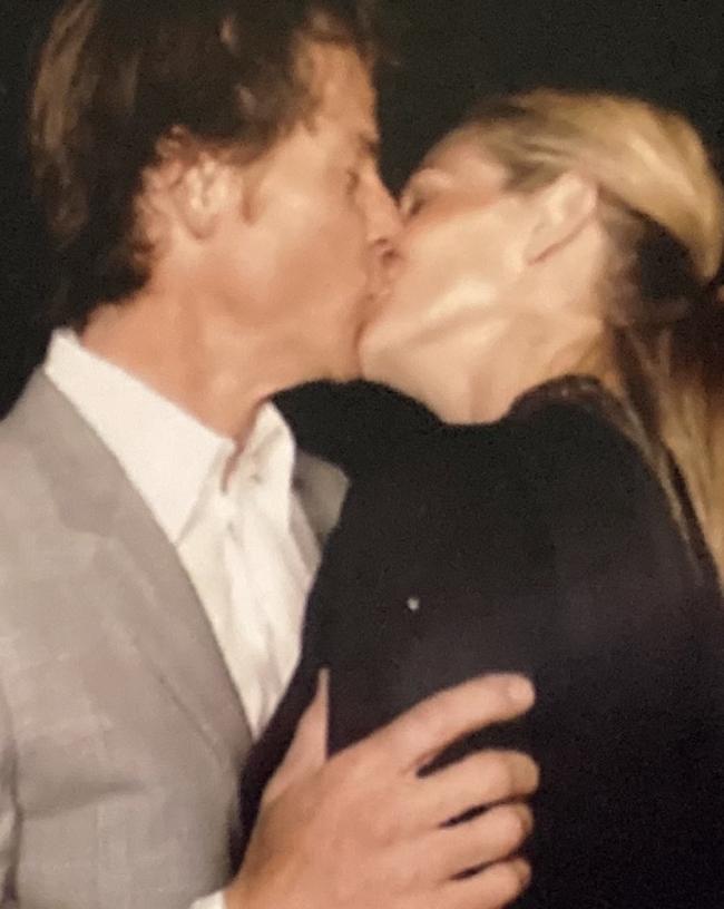 Roberts publicó una instantánea de la pareja compartiendo un beso.
