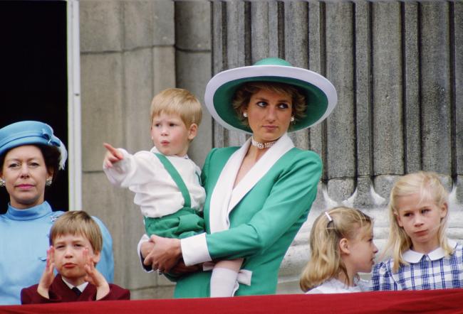 La princesa Diana, que sostiene al joven príncipe Harry en esta foto, usó su vestido tipo blazer de Catherine Walker en las festividades de Trooping the Colour de 1988.