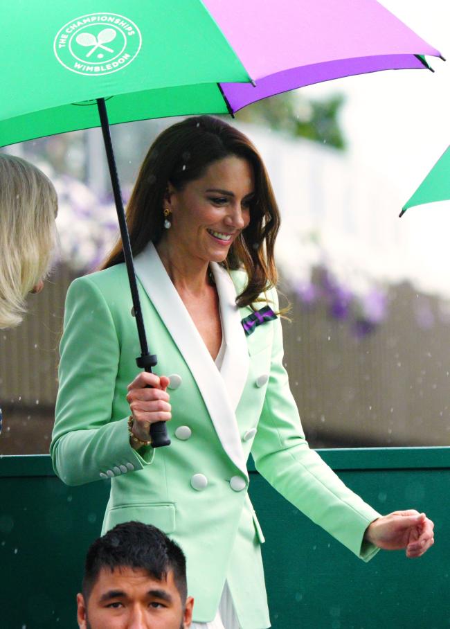 La princesa se veía alegre con el verde y morado de Wimbledon a pesar de la fuerte lluvia que detuvo el partido.
