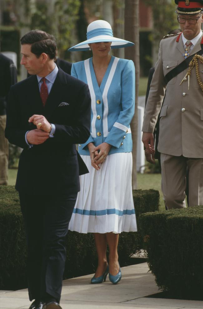 Diana usó un blazer azul y blanco con una falda plisada blanca durante una gira por la India en 1992.