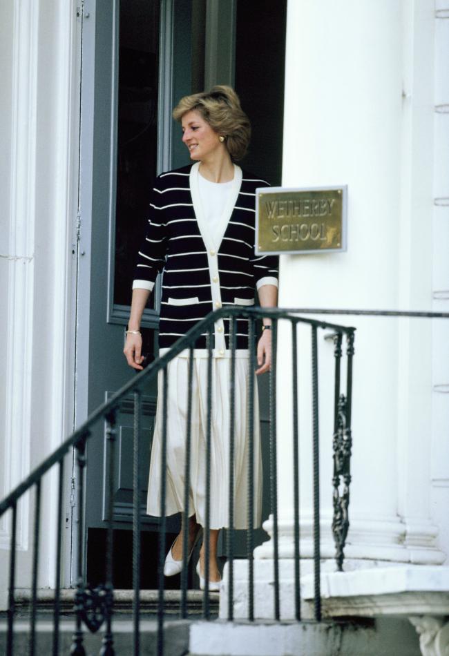 Diana combinó una falda blanca plisada y zapatos de tacón a juego con un suéter a rayas para la escuela en 1989.