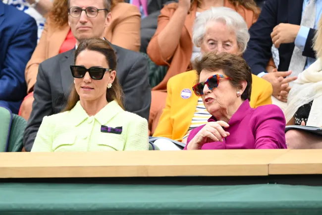 La Princesa de Gales complementó el look con unas gafas de sol negras.