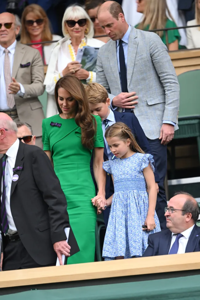 La princesa Charlotte asistió a su primer partido de Wimbledon con un vestido floral azul.