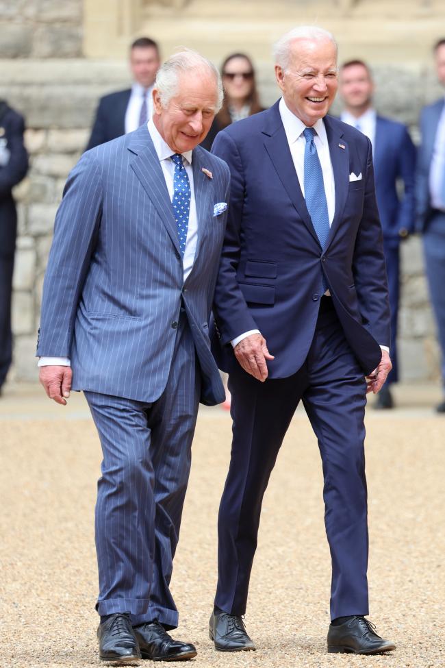 El rey Carlos y el presidente Biden compartieron algunas risas cuando se encontraron por primera vez desde su coronación.