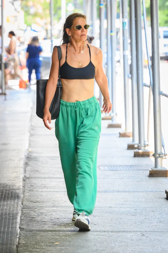 Si estás verde de envidia por sus pantalones de chándal, elige el mismo par en Alo Yoga.