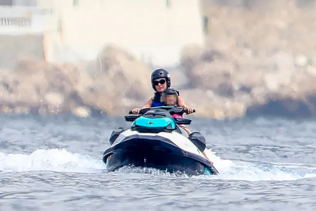 Katy Perry y su hija Daisy Dove en una moto de agua