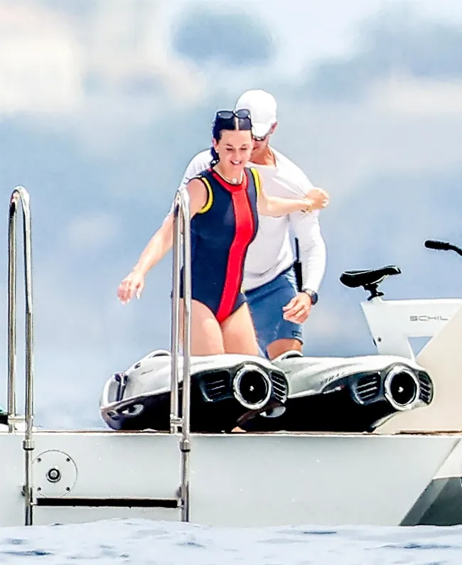 Ella y Daisy usaron chalecos salvavidas mientras estaban en la moto de agua.