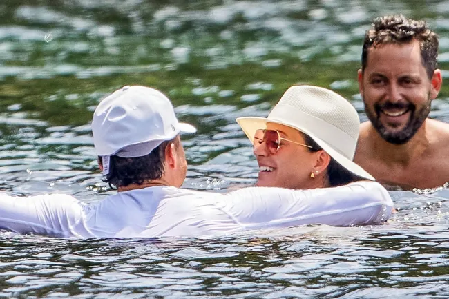 Los dos compartieron algunas risas mientras estaban en el agua.