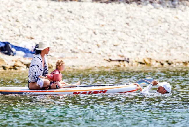 El dúo de madre e hija se encontró con el padre Orlando Bloom en el agua.