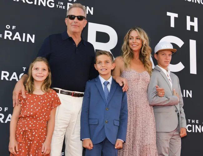 Kevin Costner y Christine Baumgartner con su familia.