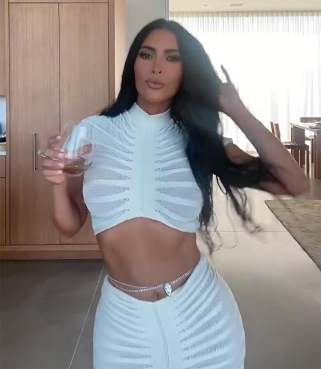 Los fanáticos se mostraron escépticos ante la afirmación, dado que Kardashian ha dicho en el pasado que no se considera una gran bebedora.