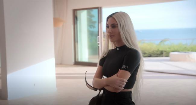 Kim Kardashian en su casa de Malibú.