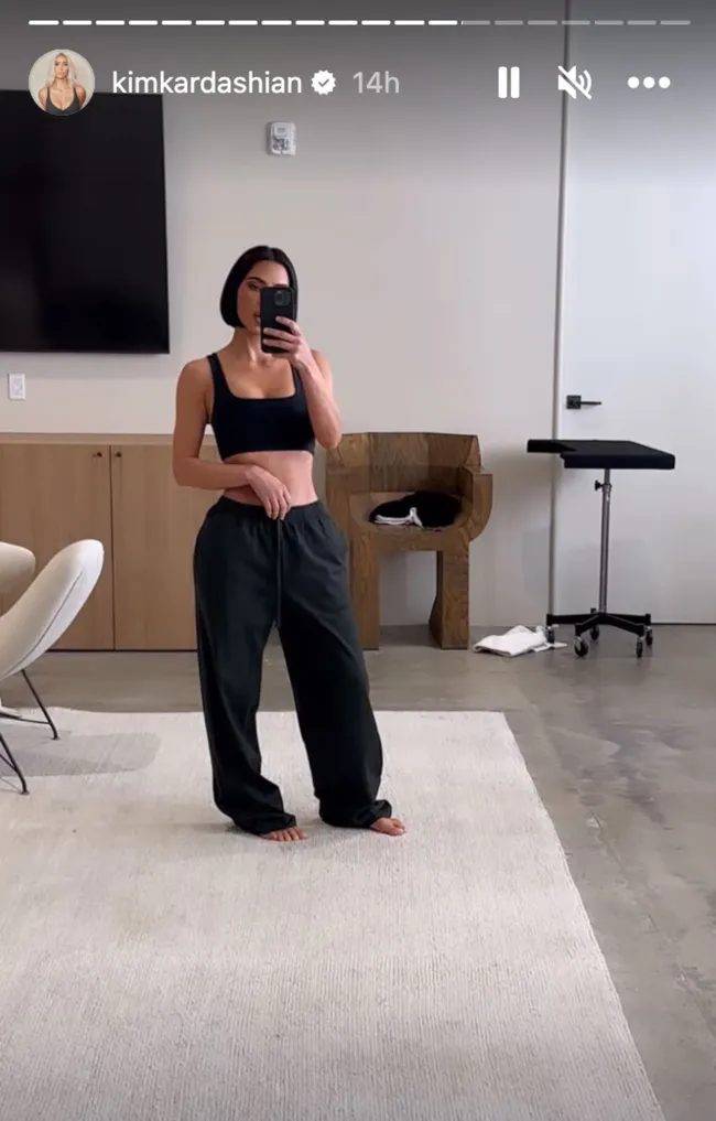 Kim Kardashian mostró un nuevo par de pantalones de chándal Skims combinados con su corte romo.