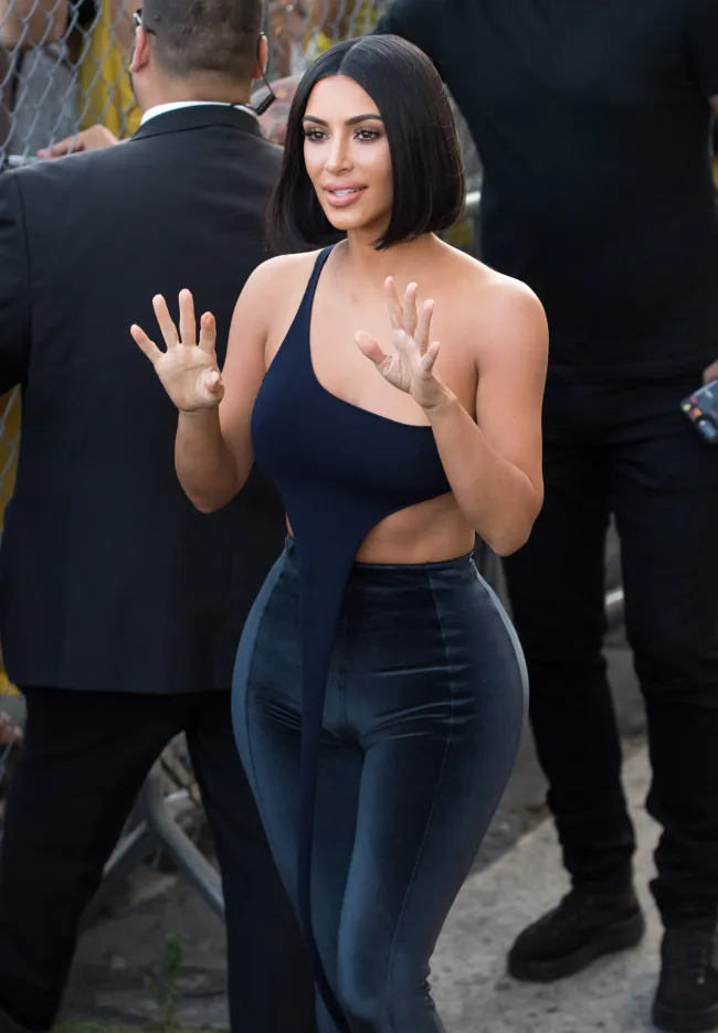 Kim ha lucido previamente un bob, aunque normalmente se la ve con mechones hasta la cintura.