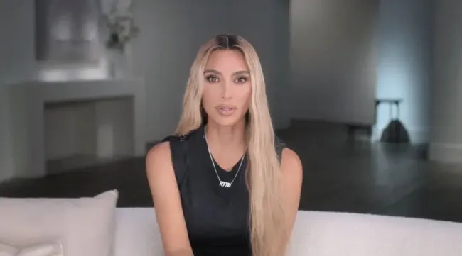 Kardashian contuvo las lágrimas mientras hablaba de mantener sus colecciones de Yeezy.