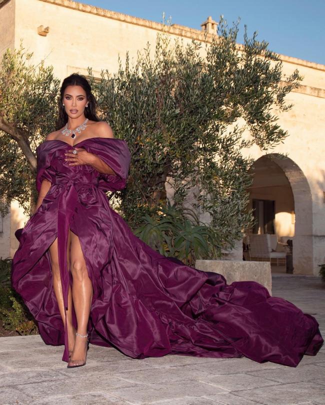 Kim Kardashian cautivó con un vestido de noche color ciruela en el desfile Dolce & Gabbana Alta Moda del sábado por la noche.