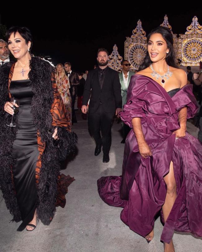 Kris Jenner, con un collar con una cruz y un vestido negro junto con un adorno con estampado animal, se unió a la diversión el sábado por la noche.