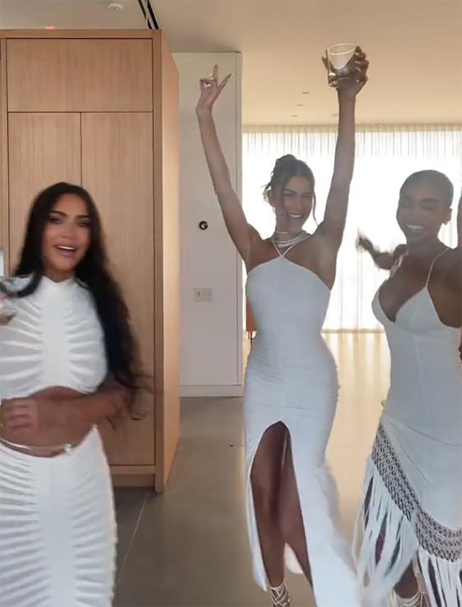 Kardashian parecía estar divirtiéndose mucho con Hailey Bieber y Lori Harvey antes de la fiesta.