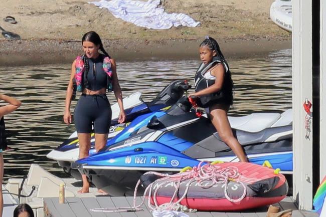 Kardashian disfrutó de un divertido día en el agua con su hija mayor.