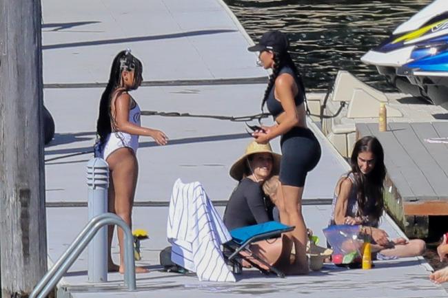 A Kardashian se unieron algunos amigos que se relajaron en un muelle.