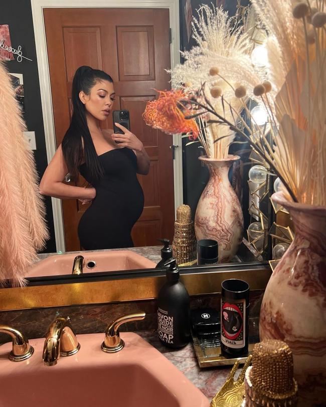Kourtney Kardashian hizo alarde de su pancita en una serie de fotos de Instagram.