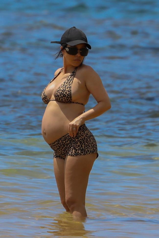 Kourtney Kardashian embarazada en la playa de Hawái