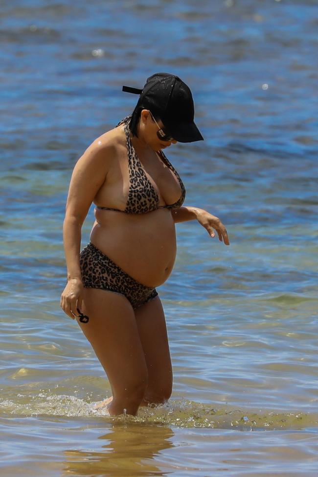 La estrella de “Kardashians” disfrutó de un día de playa en medio de sus vacaciones.