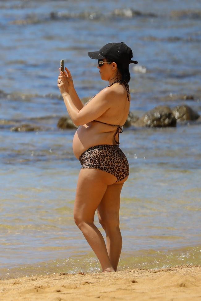 Kardashian también lució una gorra de béisbol negra y gafas de sol Miu Miu Runway a juego.