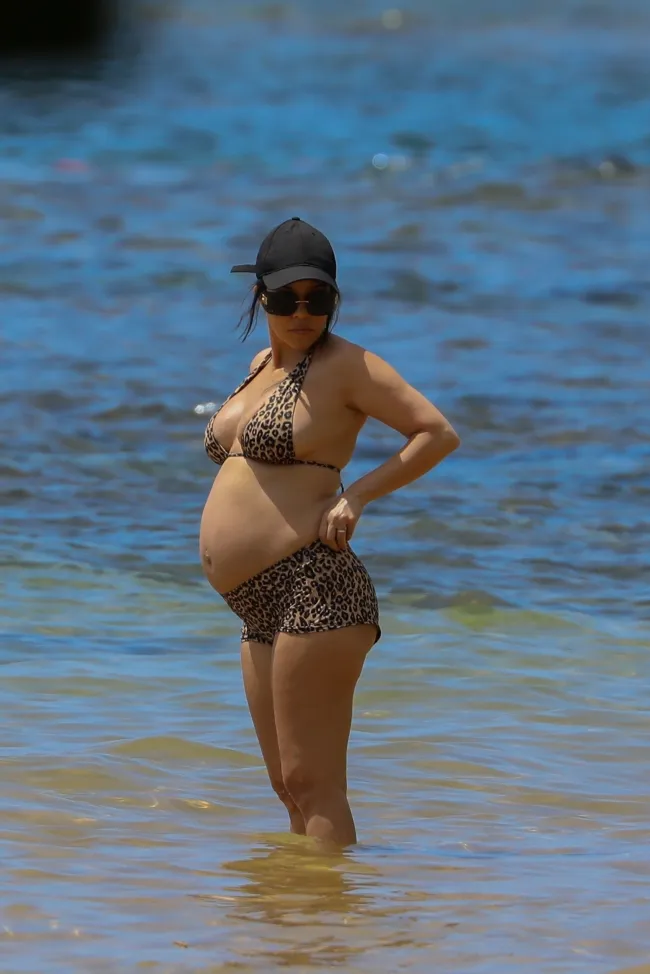 La futura madre de cuatro hijos ha estado mostrando con orgullo su creciente bulto en divertidos bikinis en las últimas semanas.