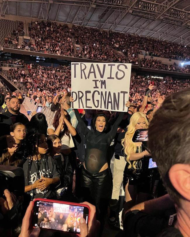 La estrella de “Kardashians” anunció su embarazo el 17 de junio en un concierto de Blink-182 en Los Ángeles.
