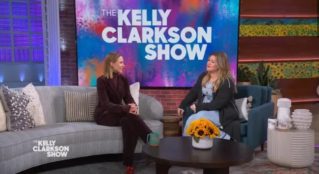 Kristen Bell le dijo a Kelly Clarkson que a sus hijas les gusta beber cerveza sin alcohol.