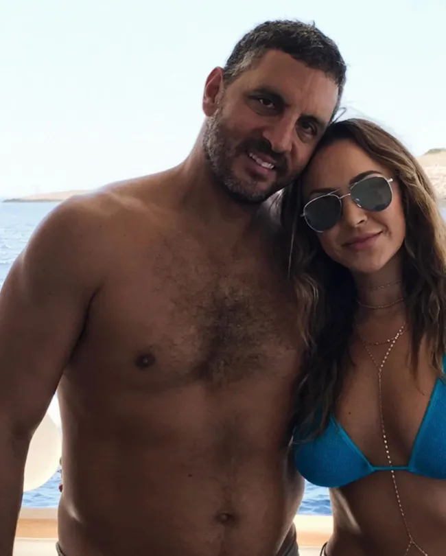 QQCQ  confirmó que Richards y su esposo, Mauricio Umansky, se separaron después de 27 años de matrimonio.