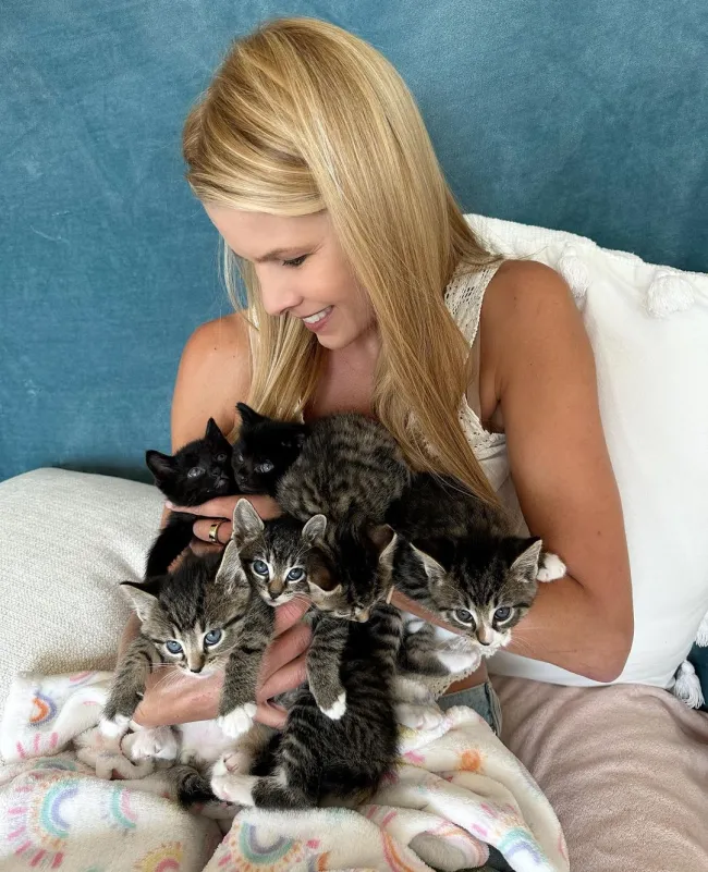 Si bien la pareja no comparte ningún hijo, Beth es una madre adoptiva de docenas de gatitos.