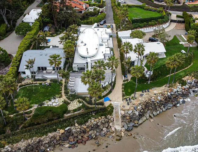 Baumgartner debe abandonar su lujosa casa en Santa Bárbara, California, antes del 31 de julio.