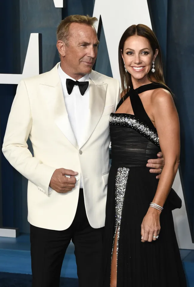 Kevin Costner y Christine Baumgartner en la Vanity Fair Oscar Party en 2022.