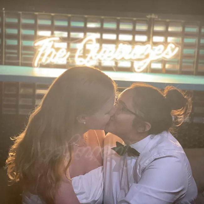 Gwendlyn Brown y Beatriz Queiroz besándose