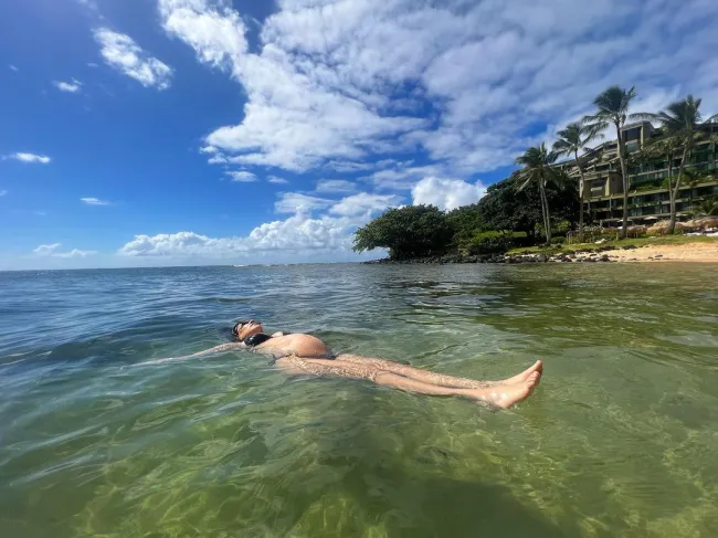 La estrella de telerrealidad compartió múltiples instantáneas retozando en la playa de Hawái.